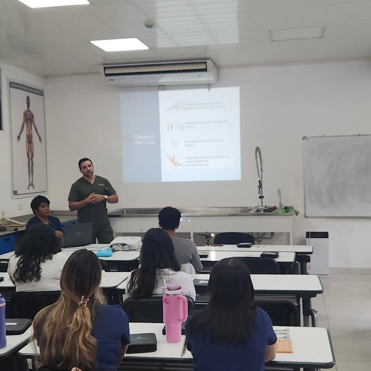 El Dr. Carreira impartiendo clase a estudiantes de Medicina en la UNACHI