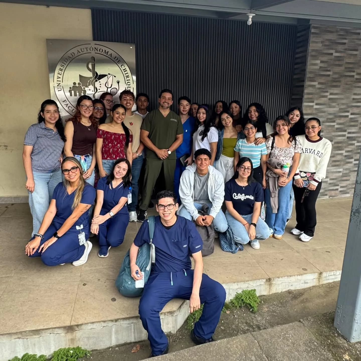 Grupo de estudiantes de Medicina de la UNACHI con el Dr. Carreira