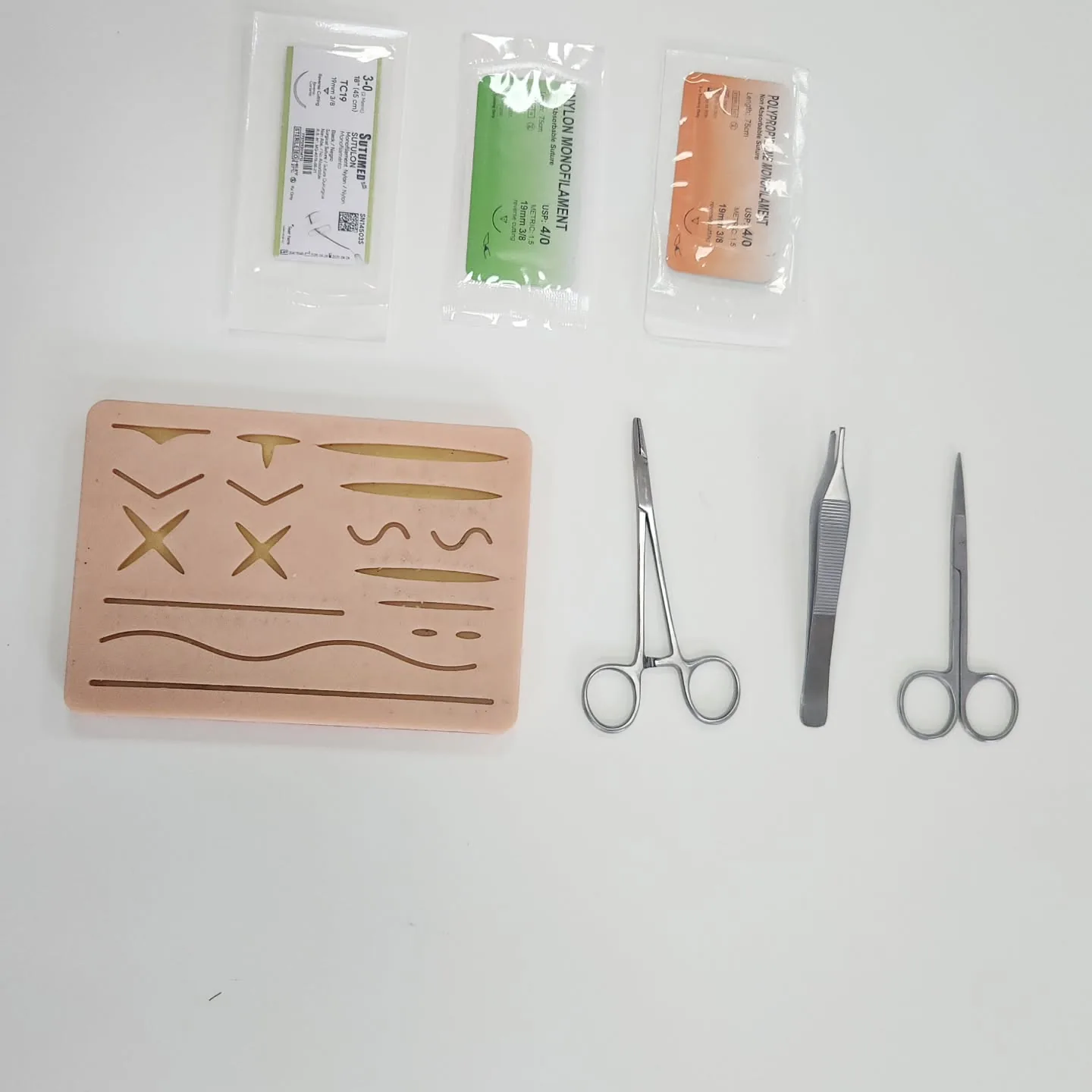 Instrumental quirúrgico y simulador para el taller de suturas
